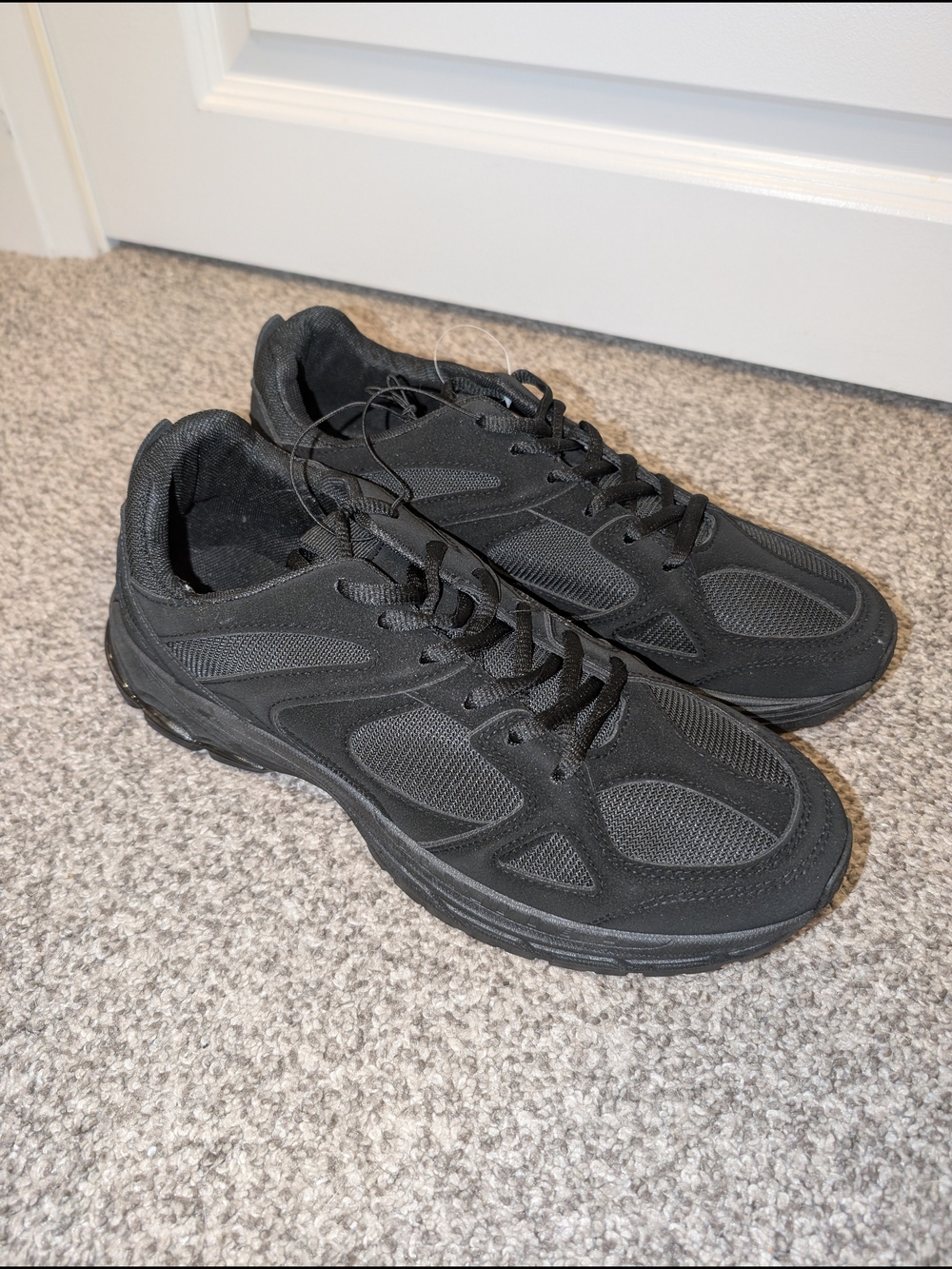 Black Running-Style Athletic Sneakers